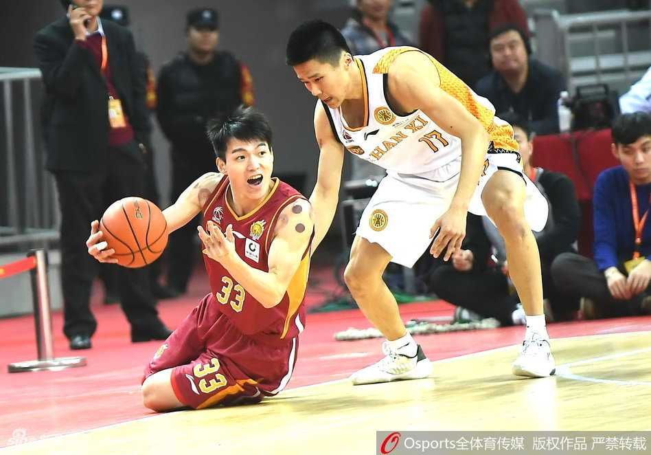 全场比赛结束的哨声响起，山西队员兴奋地拥抱在一起，庆祝这场来之不易的胜利，现场成为了一片欢乐的海洋。