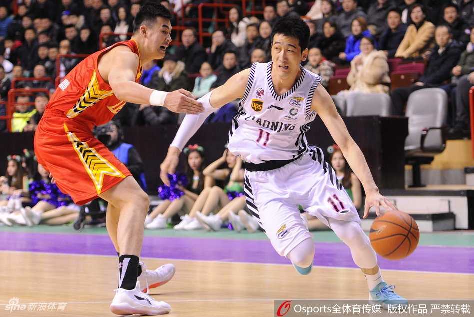 获胜后的辽宁队球员们围在一起激情怒吼，主场球迷的欢呼声仿佛能掀翻整个体育馆的顶棚。