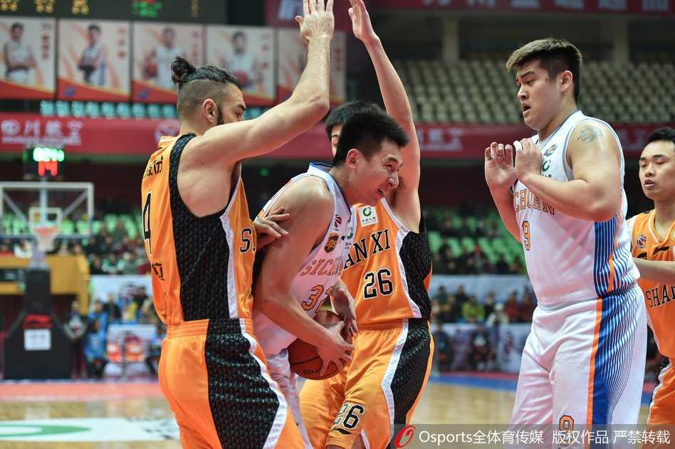 老将刘炜运球推进，他目光如炬，沉着地观察场上局势，用丰富的经验掌控着比赛的节奏