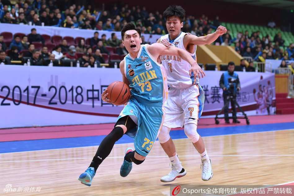 福建内线核心王哲林强硬要位，他接球后旱地拔葱，在两名防守球员的夹击下强行起跳，双手将球砸进篮筐，展现出新一代国产中锋的绝对力量与霸气。