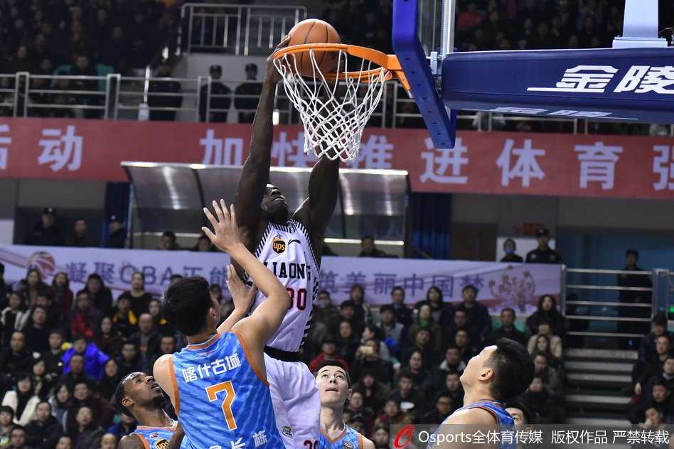 易建联如泰山压顶一般，隔着防守球员将球狠狠砸进篮筐，整个天河体育馆瞬间鸦雀无声。