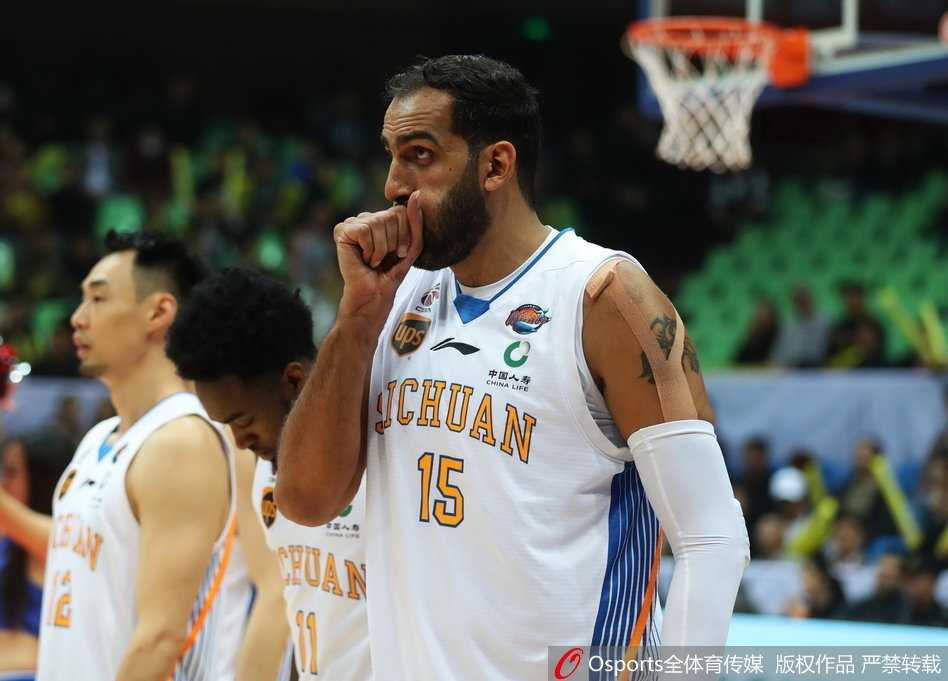 四川队年轻后卫黄荣奇突破上海防线抛投得分，这位小将全场贡献19分，是主队为数不多的亮点