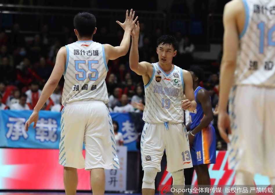 达柳斯·亚当斯在四川队多人围堵下强行突破，他眼神坚毅，犹如一把尖刀直插对手腹地，全场轰下44分成为球队获胜的攻城锤。