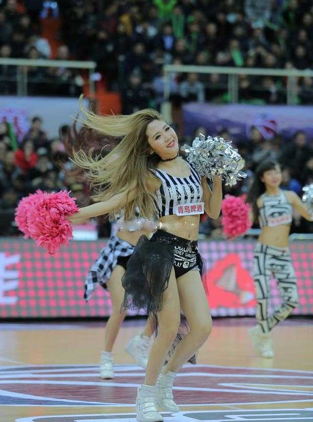 CBA篮球宝贝幕后花絮:镜头定格的那些动人瞬间 在温暖的室内,一位篮球宝贝身着她标志性的黄色表演服,回眸看向镜头,眼神中带着一丝笑意与灵动,仿佛在与摄影师进行一场无声的对话。