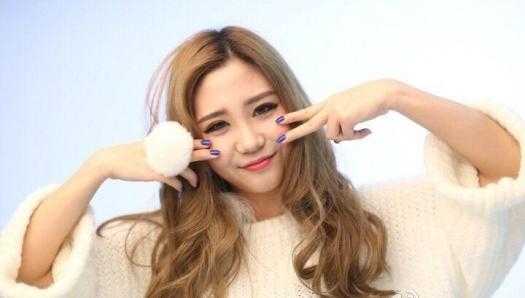 CBA篮球宝贝幕后花絮:镜头定格的那些动人瞬间 镜头前,这位篮球宝贝对着镜子整理自己的秀发,动作自然而随性。简单的日常装扮下,是她依旧出众的气质和精致的面容,透着一股不经意的迷人魅力。