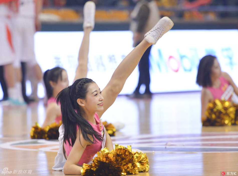 聚光灯下，篮球宝贝们扎着利落的马尾，手持闪耀的花球，随着动感节拍腾空跃起，她们整齐划一的动作仿佛在指尖划出一道道青春的弧光。