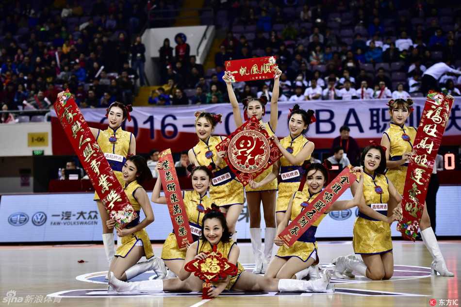 表演结束后，几位队员面向观众席挥手致意，她们的脸上洋溢着运动后特有的绯红，在璀璨的灯光下，成为热血篮球夜晚最温柔的点缀。