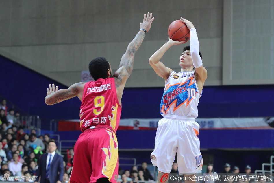 CBA经典回眸:沪吉对决与鲁浙大战的激情瞬间 上海队核心后卫刘晓宇面对吉林队防守球员,眼神坚定,从容跳投出手,篮球在空中划出美妙弧线。