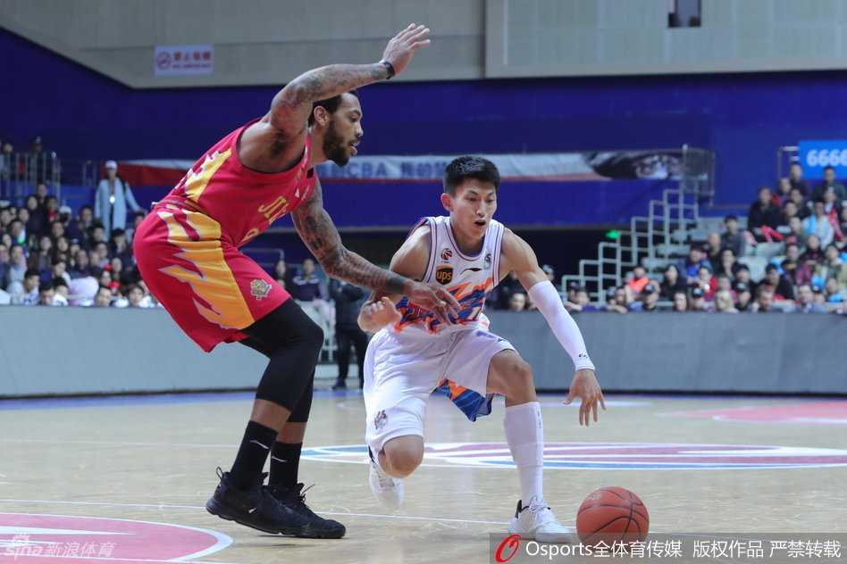 CBA经典回眸:沪吉对决与鲁浙大战的激情瞬间 刘晓宇运球加速,如闪电般掠过防守队员,腾空而起准备上篮,展现了出色的核心力量与技巧。