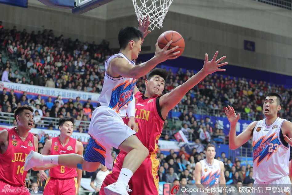 CBA经典回眸:沪吉对决与鲁浙大战的激情瞬间 刘晓宇突破至禁区边缘,面对补防球员,巧妙地将球从人缝中传给底线空切的队友,盘活全队进攻。