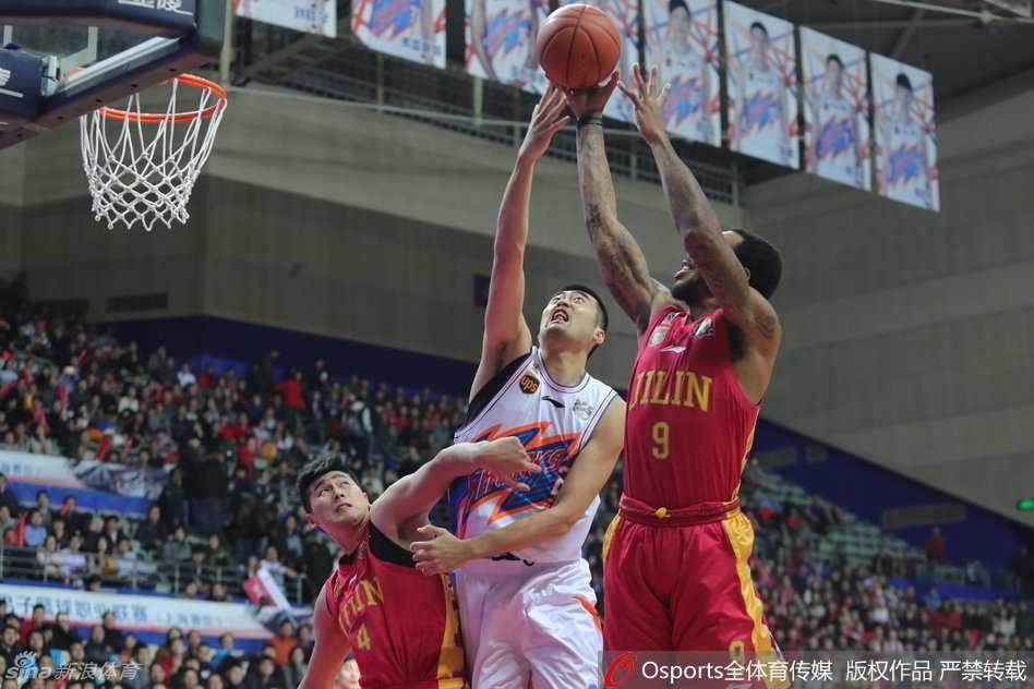 CBA经典回眸:沪吉对决与鲁浙大战的激情瞬间 上海队与吉林队在篮下展开激烈卡位,多名球员同时起手争抢篮板球,拼抢场面火药味十足。