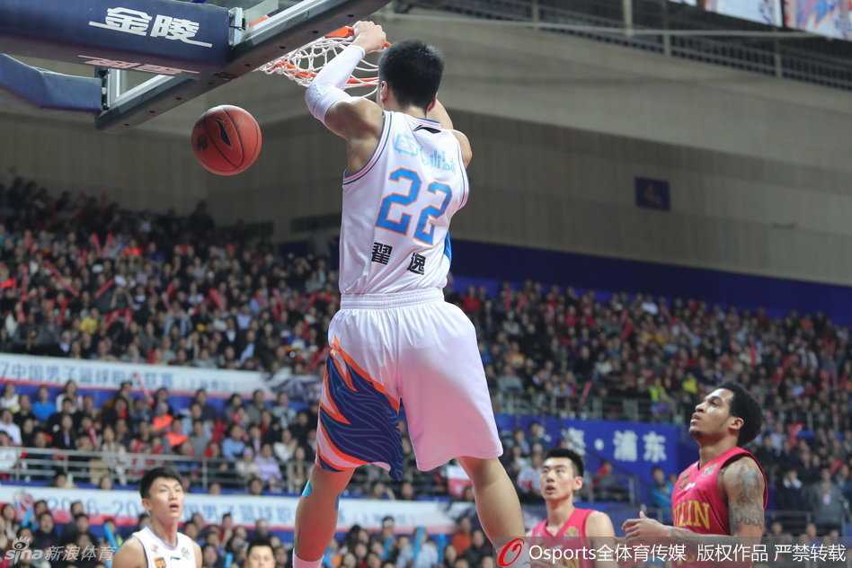 CBA经典回眸:沪吉对决与鲁浙大战的激情瞬间 上海队前锋翟逸高高跃起,双手持球雷霆万钧地灌入篮筐,展现了中国球员顶级的弹跳力和爆发力。