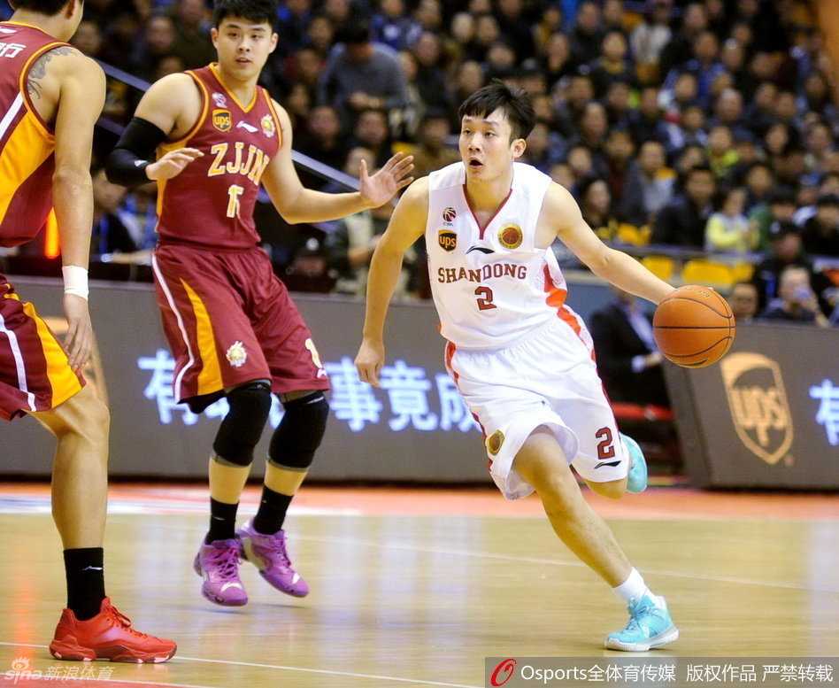 CBA经典回眸:沪吉对决与鲁浙大战的激情瞬间 丁彦雨航持球快速推进,如飞人一般腾空而起,在空中对抗后稳健地将球送入篮筐,动作一气呵成。