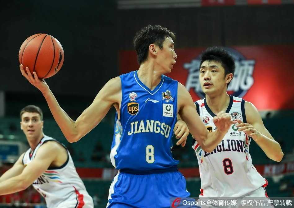 弗格投中绝平三分后激情怒吼，这记价值连城的进球不仅扳平了比分，更是他“战神”般意志力的完美展现。