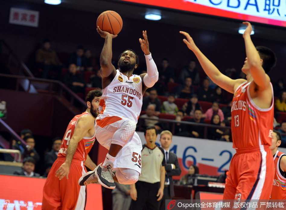 CBA经典战:山东复仇广州止颓势,广厦大胜山西掀青春风暴 睢冉如同一道黑色闪电,抢断后一条龙直杀篮下,在两名广州防守球员的合围之前,轻盈地将球送入篮筐