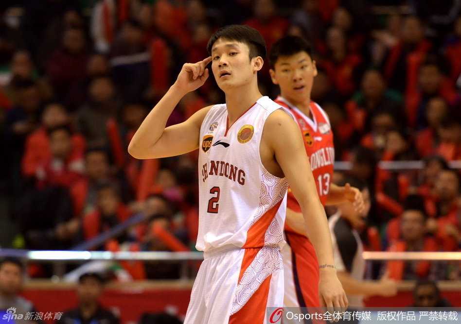 CBA经典战:山东复仇广州止颓势,广厦大胜山西掀青春风暴 邓特蒙面对防守人,用一连串眼花缭乱的胯下运球后突然加速,瞬间撕破广州队防线,展现出昔日NBA级后卫的风采
