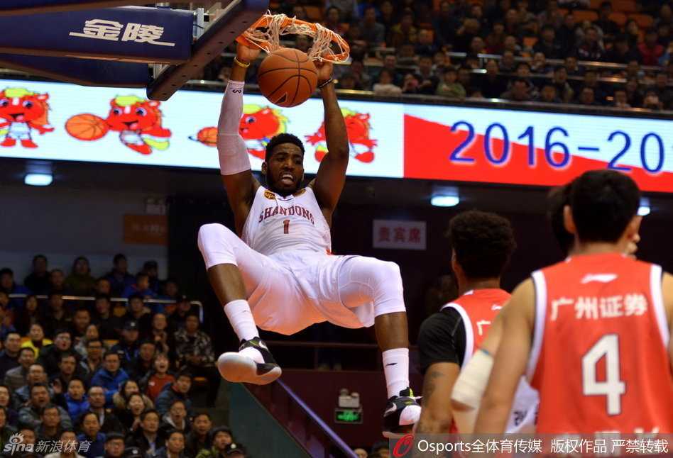 CBA经典战:山东复仇广州止颓势,广厦大胜山西掀青春风暴 山东队大外援汤普森在对方内线头顶双手大力灌篮,势大力沉,仿佛要将篮筐砸碎,山东替补席瞬间沸腾
