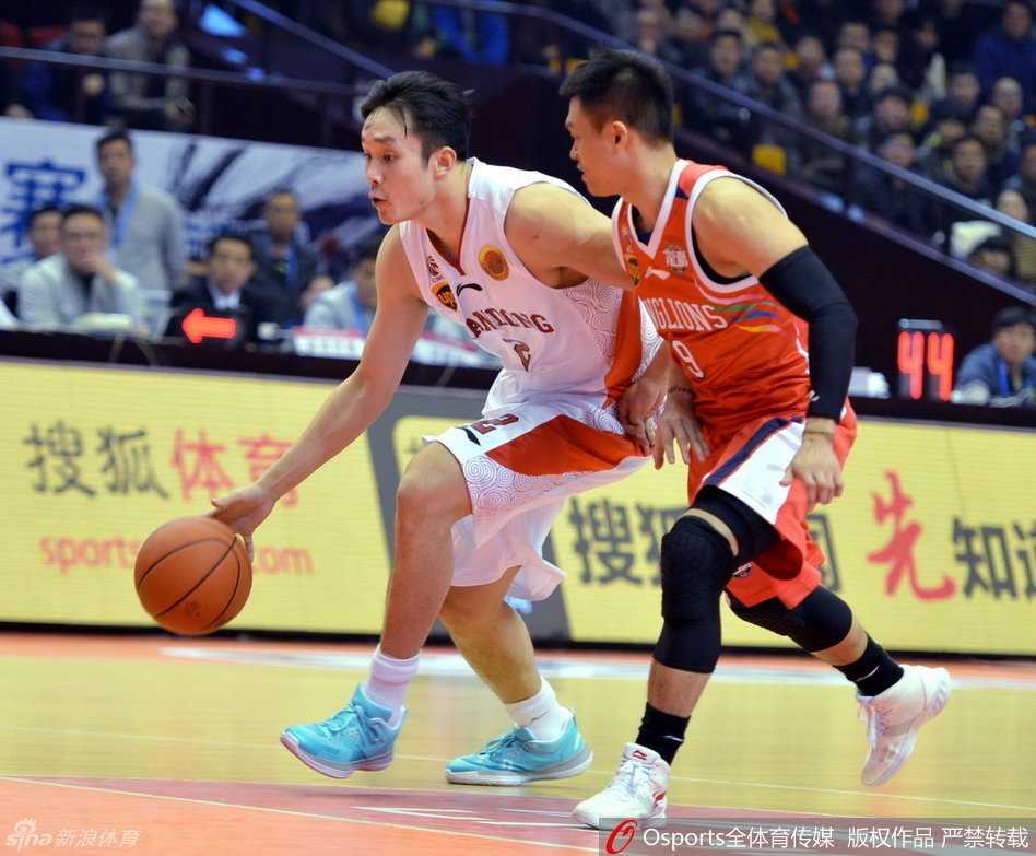 CBA经典战:山东复仇广州止颓势,广厦大胜山西掀青春风暴 丁彦雨航面对广州队严密的联防,一个变向晃开防守重心,如尖刀般强行切入内线,眼神中透着杀气与坚定