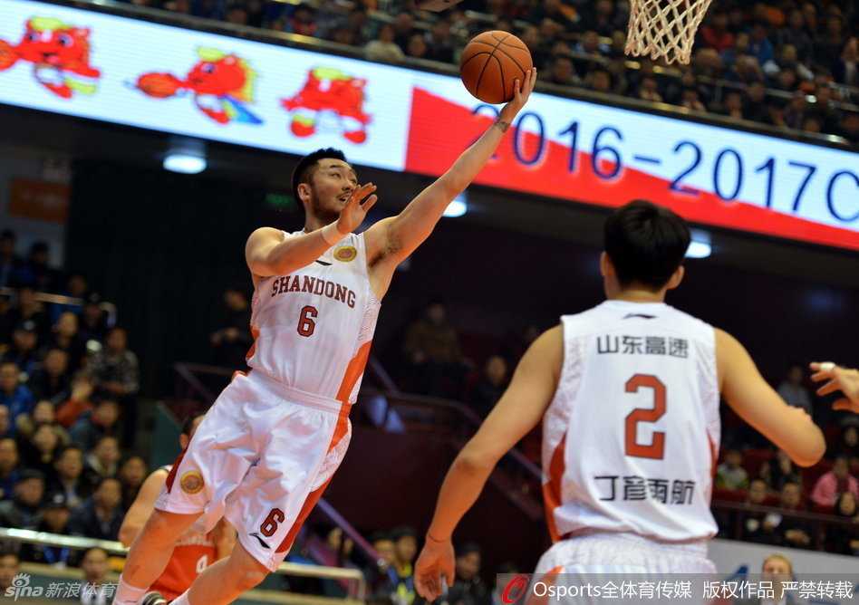 CBA经典战:山东复仇广州止颓势,广厦大胜山西掀青春风暴 广厦队灵魂林志杰在山西主场顶住压力,稳稳命中一记三分球,手起刀落间尽显宝岛野兽的杀手本色