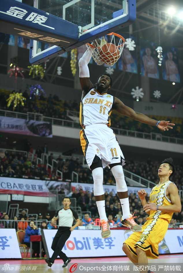 CBA经典战:山东复仇广州止颓势,广厦大胜山西掀青春风暴 山西与广厦的比赛中,双方球员为了争夺地板球奋不顾身,多人扭作一团,眼神中都透露出对球权的极度渴望,现场火星四溅