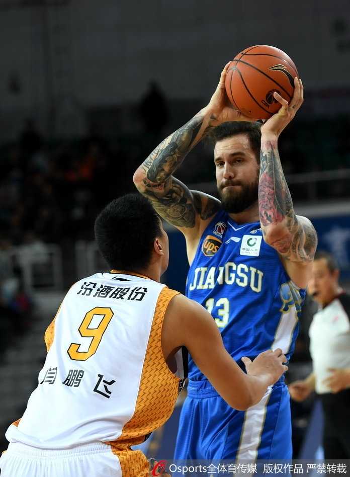 CBA经典战:布鲁克斯闪耀龙城 江苏肯帝亚客场力擒山西 山西队核心斯科拉在江苏队多人包夹下依然面无惧色,他凭借强壮的身体卡住位置,高高跃起摘下前场篮板,眼神中透露出“钻石”般坚毅的斗志。
