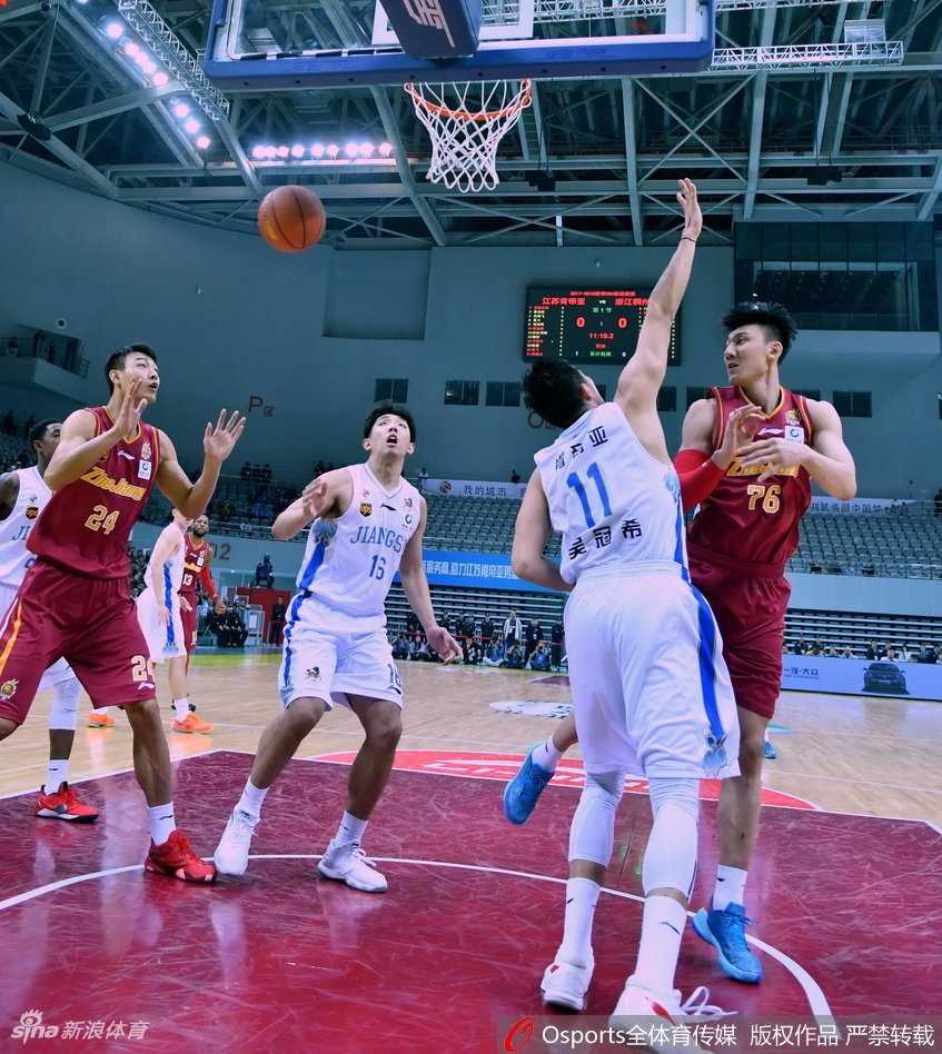 江苏大外援拉杜利察在篮下卡位要球，强壮的身躯宛如移动长城守护禁区