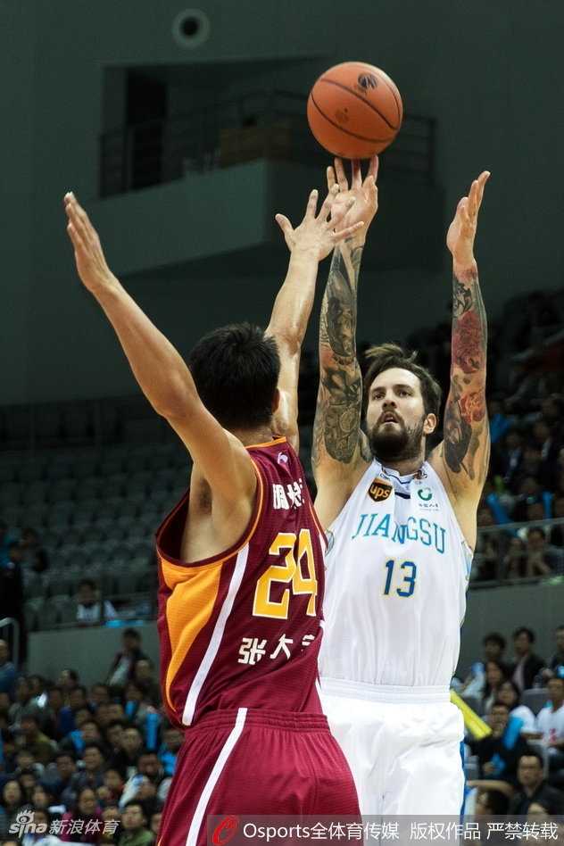 江苏年轻球员侯逸凡底角埋伏，接队友传球后果断出手三分，手起刀落杀死比赛