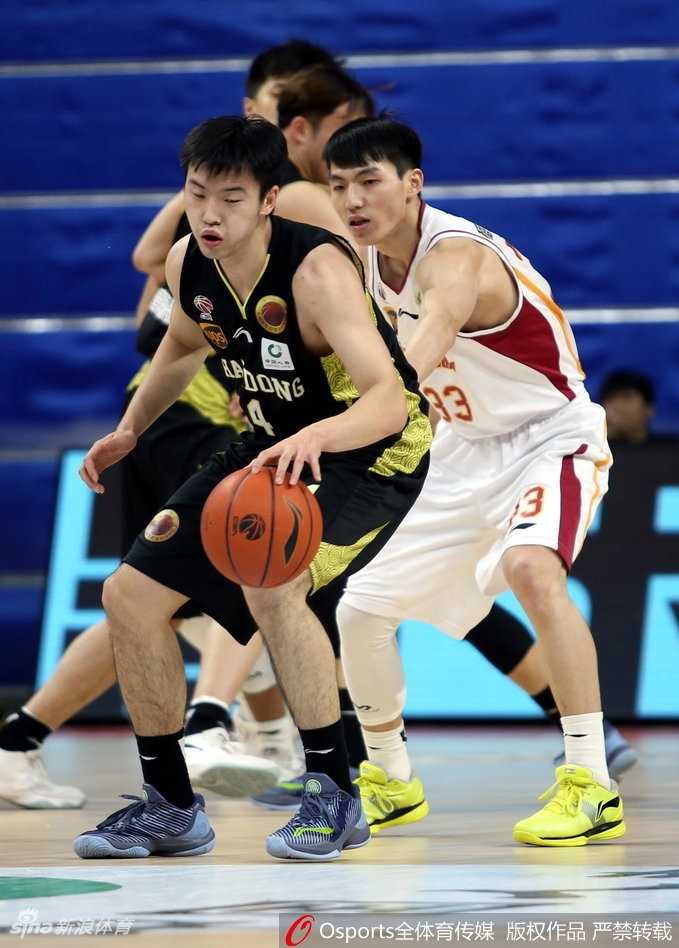 贾诚在底角稳稳命中三分后握拳怒吼，这关键的一球帮助山东队稳住了领先优势，也彻底点燃了队友们的斗志。