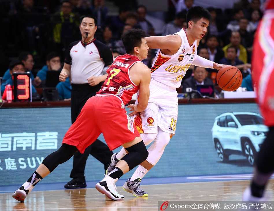 CBA经典战:深圳主场激退铁军八一,顾全22分主导逆转好戏 深圳队顾全在八一队严密防守下,眼神坚毅地持球突破,双方肌肉碰撞的火花仿佛要溢出屏幕。