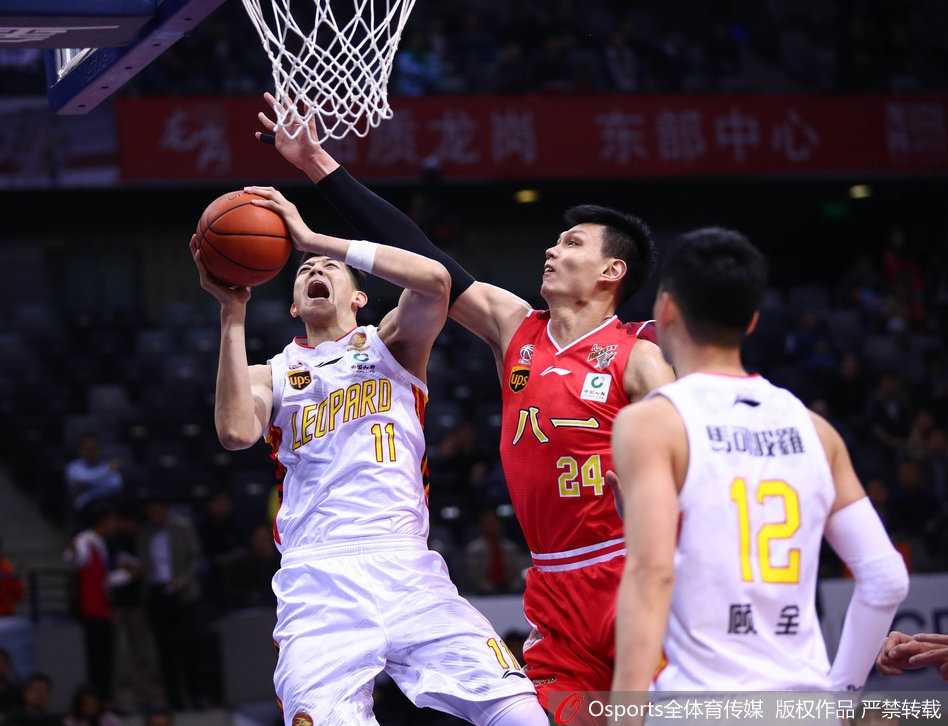 CBA经典战:深圳主场激退铁军八一,顾全22分主导逆转好戏 终场哨响,深圳队的年轻球员沈梓捷高高跃起,与队友激情撞胸庆祝,这场来之不易的胜利让全场陷入狂欢的海洋。