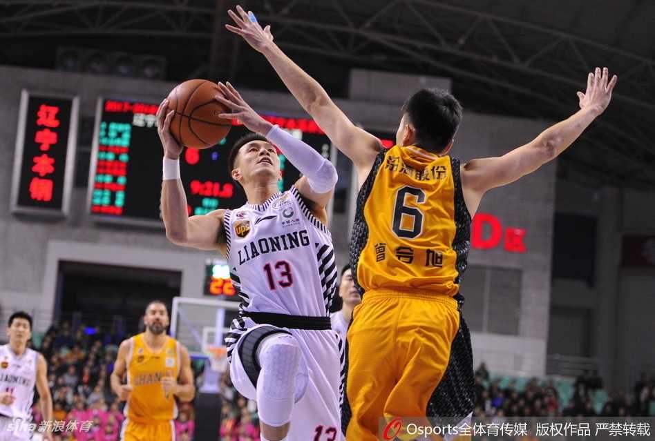 山西队外援斯科拉遭遇包夹，依然奋力将球举过头顶寻找队友