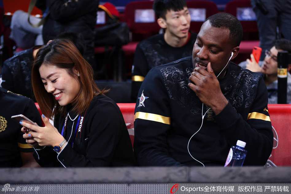 CBA群星浮沉记:马布里蓝瘦香菇夜,布莱切心花怒放时 布莱切终于等来了合影邀请,他兴奋地凑到镜头前,脸上的肥肉都因为笑容挤成了一团,双手还不忘比出胜利的手势,活脱脱一个得到糖果的大孩子。