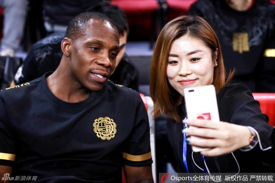 CBA群星浮沉记:马布里蓝瘦香菇夜,布莱切心花怒放时 身穿时尚便装的哈德森在采访区外巧遇美女记者,面对镜头他露出了标志性的憨厚笑容,竖起大拇指大方配合合影,心情看起来相当不错。