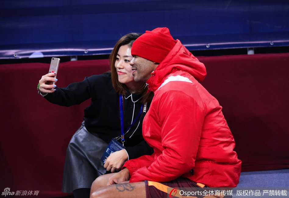 CBA群星浮沉记:马布里蓝瘦香菇夜,布莱切心花怒放时 郭艾伦在进行爆发力训练,他快速冲刺后急停,脚下的地板被蹬得吱吱作响,专注的神情透露出他不甘人后的好胜心。