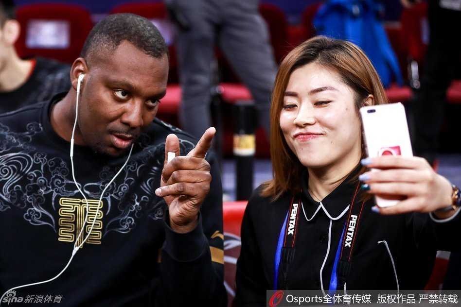 CBA群星浮沉记:马布里蓝瘦香菇夜,布莱切心花怒放时 经过调整后的马布里在训练场上重展笑颜,他一边运球一边与年轻队员交流,眼神中重新燃起了对胜利的渴望和对篮球纯粹的热爱。