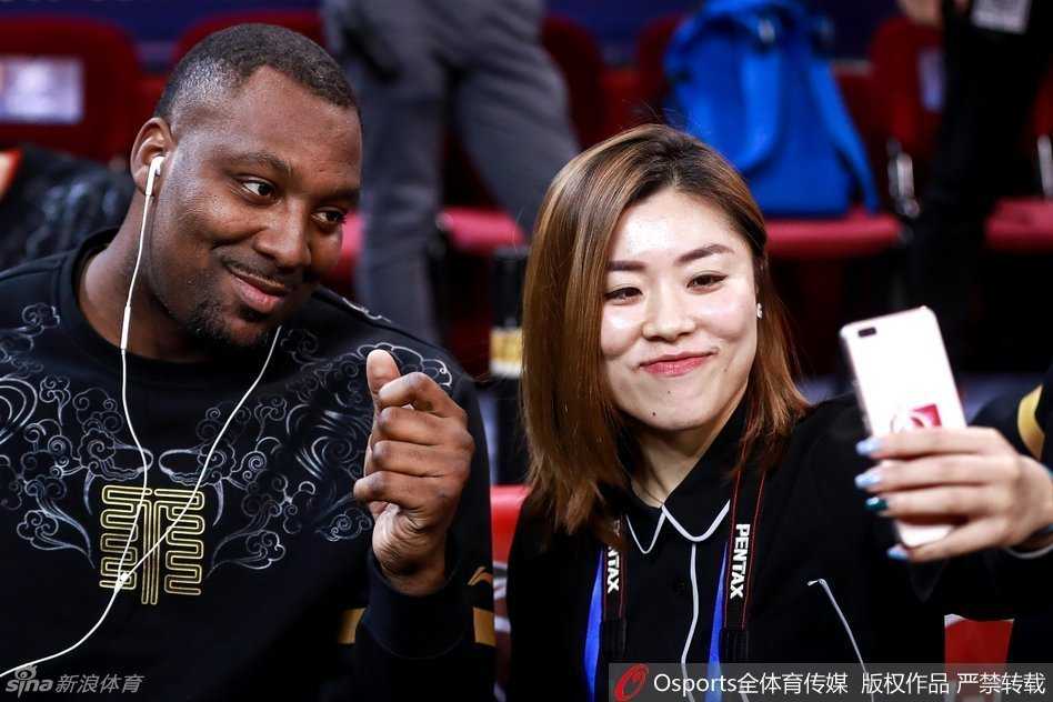 CBA群星浮沉记:马布里蓝瘦香菇夜,布莱切心花怒放时 马布里在赛后神情落寞地坐在替补席上,用毛巾裹住头,汗水顺着脸颊滑落,眼神空洞地望着地板,周身散发着无尽的遗憾与不甘。