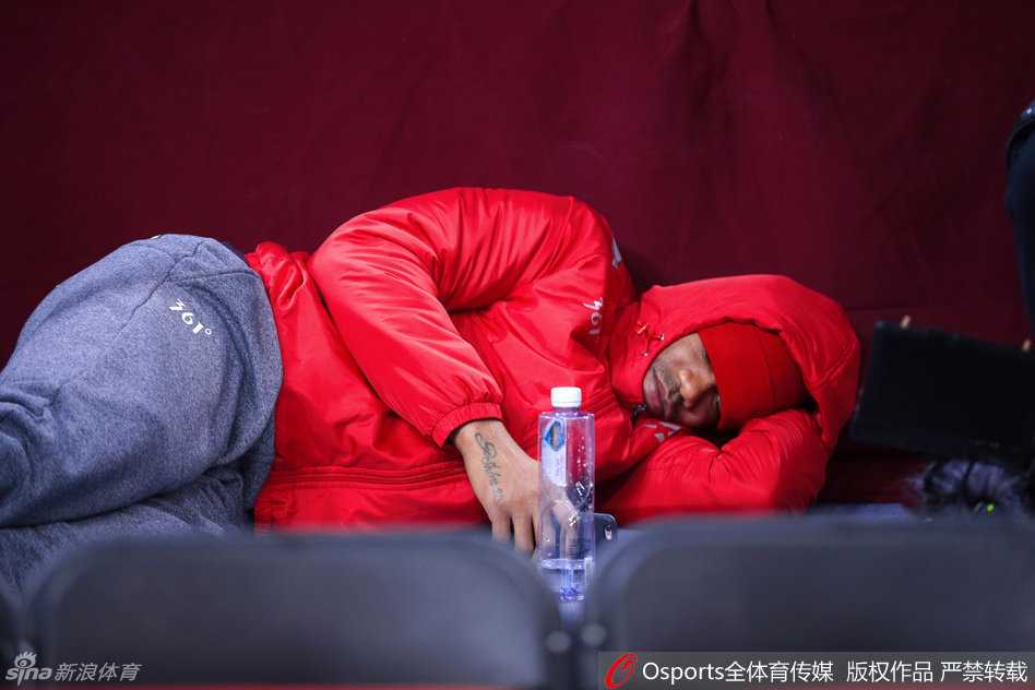 CBA群星浮沉记:马布里蓝瘦香菇夜,布莱切心花怒放时 丁彦雨航在空旷的训练馆里加练投篮,汗水湿透了背心,他目光如炬,死死盯着篮筐,仿佛要把所有的梦想都投射进那个小小的铁圈里。