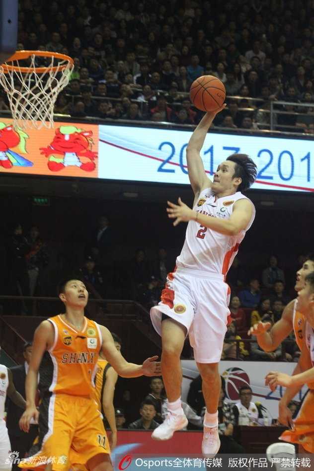 CBA联赛前九轮战罢,且看篮筐上的飞天盛宴 丁彦雨航持球强行突破,在两名防守球员的夹缝中跃起,身体在空中舒展如大鹏展翅,用一记势大力沉的单手劈扣终结进攻