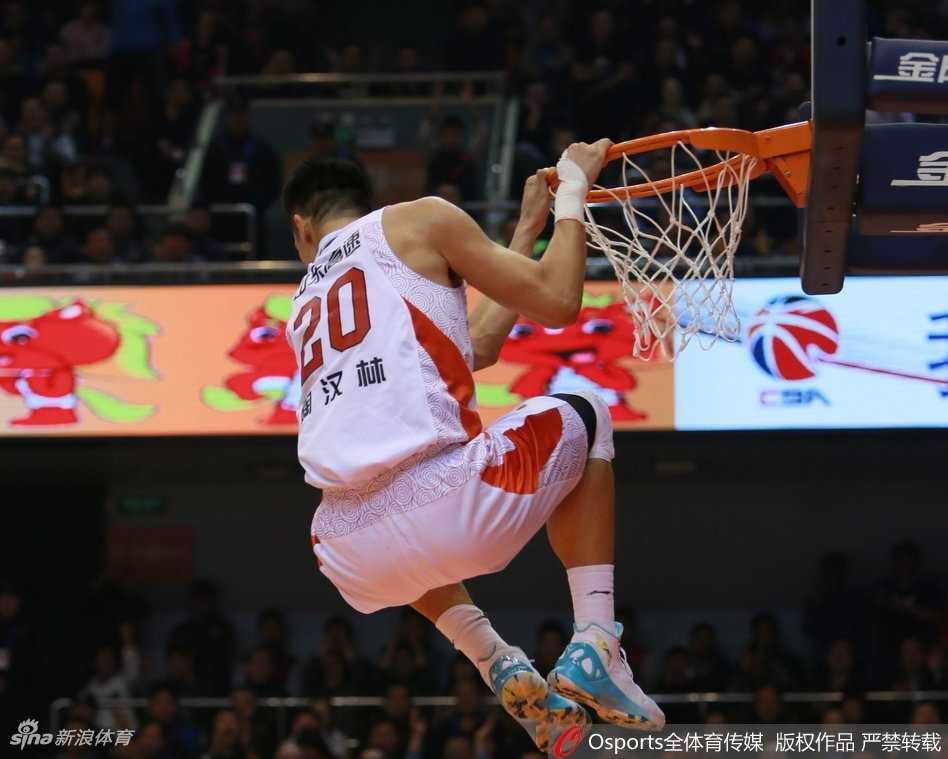 CBA联赛前九轮战罢,且看篮筐上的飞天盛宴 快攻中的猛兽,胡金秋如闪电般奔袭前场,接球后没有丝毫停顿,双臂犹如拉满的弓弦,将球狠狠砸进篮筐,引爆全场