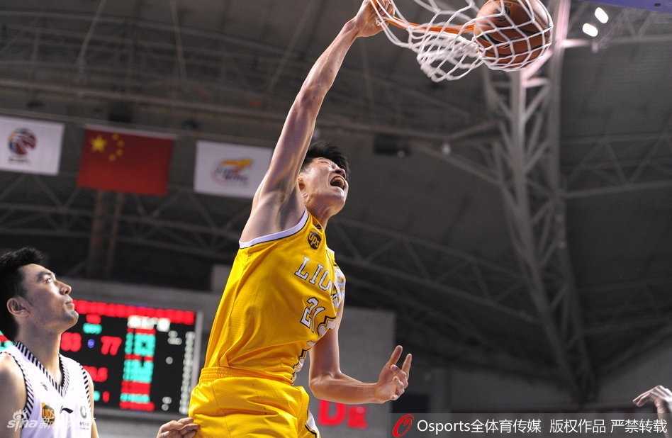 CBA联赛前九轮战罢,且看篮筐上的飞天盛宴 郭艾伦快速变向晃过防守人,随后犹如脚踏弹簧一般轻盈跃起,在空中姿态舒展,单手将球稳稳送入篮筐,灵动十足