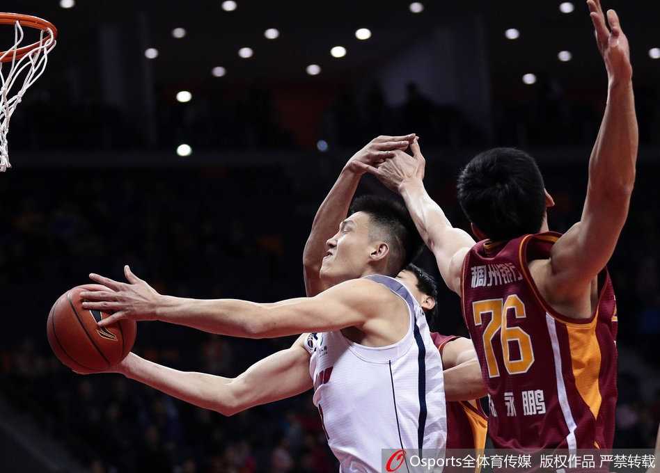 赵继伟面对深圳双人夹击，眼神却望向远端跑位的队友。他身体扭曲中送出手术刀般精准的击地传球，这一瞬的鞍山保罗，用球商诠释了何为顶级控卫的大局观。