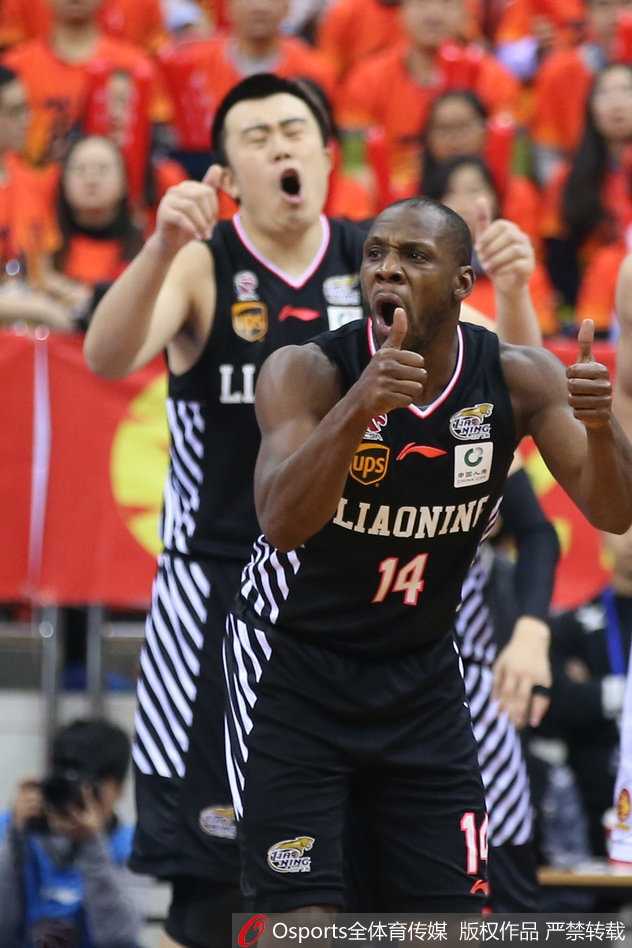 上海滩的弗雷戴特如孤独剑客，面对丁彦雨航领衔的山东群英，他三分线外手起刀落，49分的光环下是面无表情的冷血杀手本色，将“寂寞大神”的传说书写得淋漓尽致。