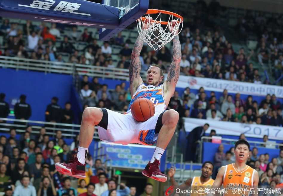 广东队外援在四川队内线巨塔哈达迪的严密防守下，依然找到缝隙高难度上篮得分