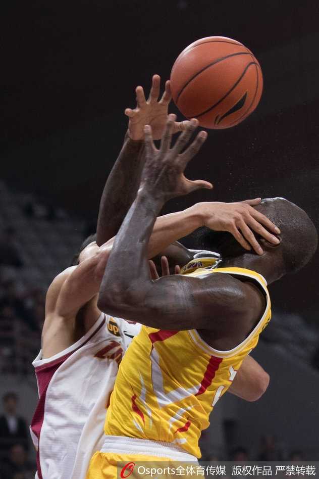 富兰克林面对防守强行三分出手，皮球在空中划出一道美丽的弧线直钻网心，这是他全场44分中的缩影