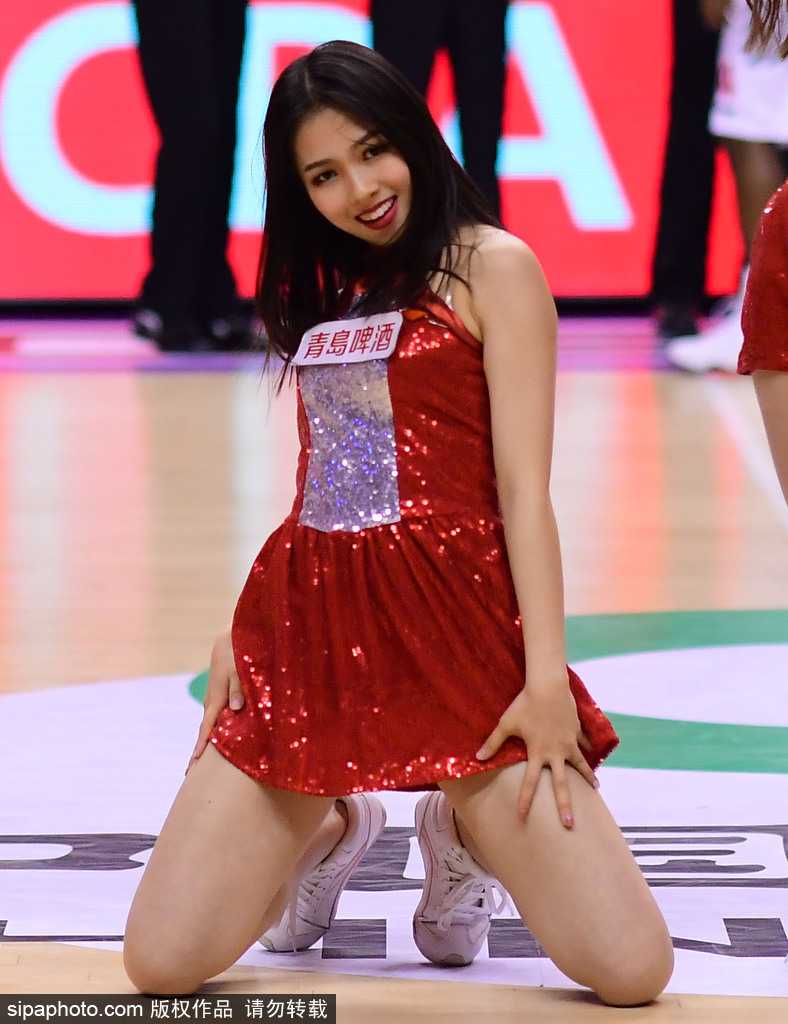 篮球宝贝身着亮黄色舞裙，在球场上激情热舞，修长的身姿和灿烂的笑容瞬间成为全场焦点