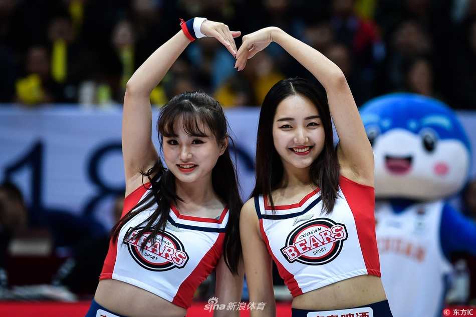 四川品胜主场，啦啦宝贝们在完成一段高难度托举动作后完美定格，她们用专业的态度和出色的表现力，赢得了现场观众热烈的掌声与喝彩。