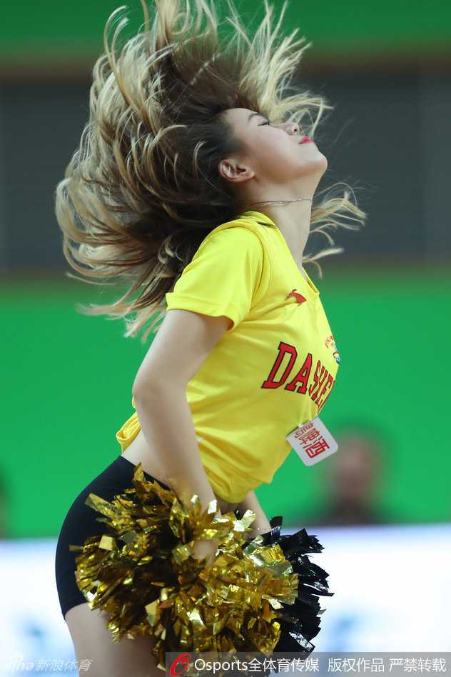 表演结束，啦啦队员们微笑着向观众席挥手致意，她们用真诚的互动拉近了与球迷的距离，成为赛场内外情感沟通的桥梁