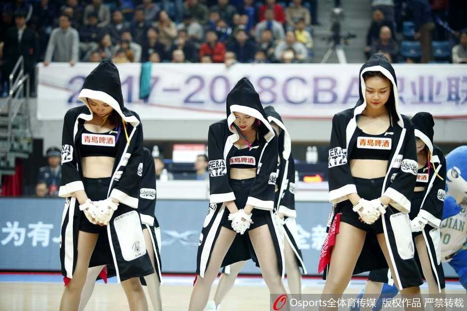 CBA赛场上的靓丽风景线:福建浔兴主场球迷文化的激情瞬间 福建篮球宝贝们摆出整齐的队形,她们身着亮眼的红色表演服,在球场中央随着音乐的节拍舞动,宛如冬日里的一把火,温暖了整个赛场。
