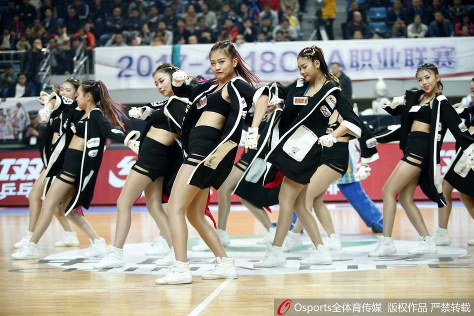 CBA赛场上的靓丽风景线:福建浔兴主场球迷文化的激情瞬间 比赛间隙,啦啦队员们变换了舞蹈队形,她们伸展手臂,动作流畅而充满力量,将体育竞技的美感与舞蹈的艺术性完美融合。