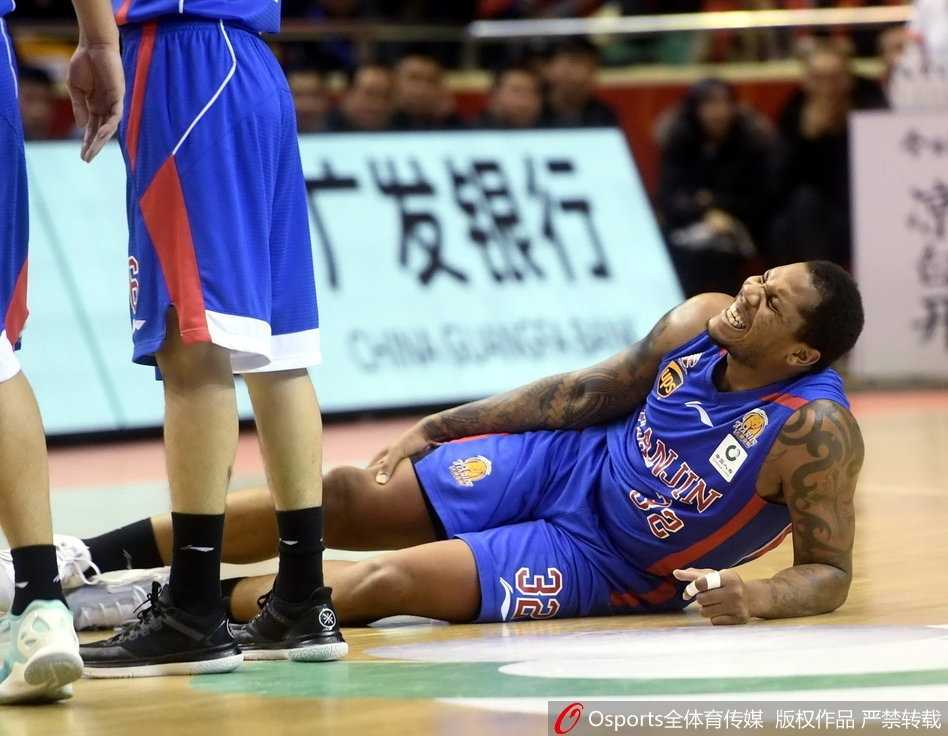 天津队全体球员围成一圈，神色凝重地将倒在地上的霍尔曼护在圆心，队友们有的蹲下安慰，有的焦急地呼唤队医，整个球馆的气氛降至冰点。